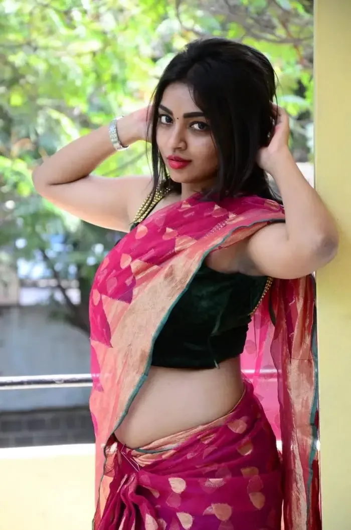 BEAUTIFUL INDIAN GIRL NANDINI NAVEL SHOW IN RED SAREE 8